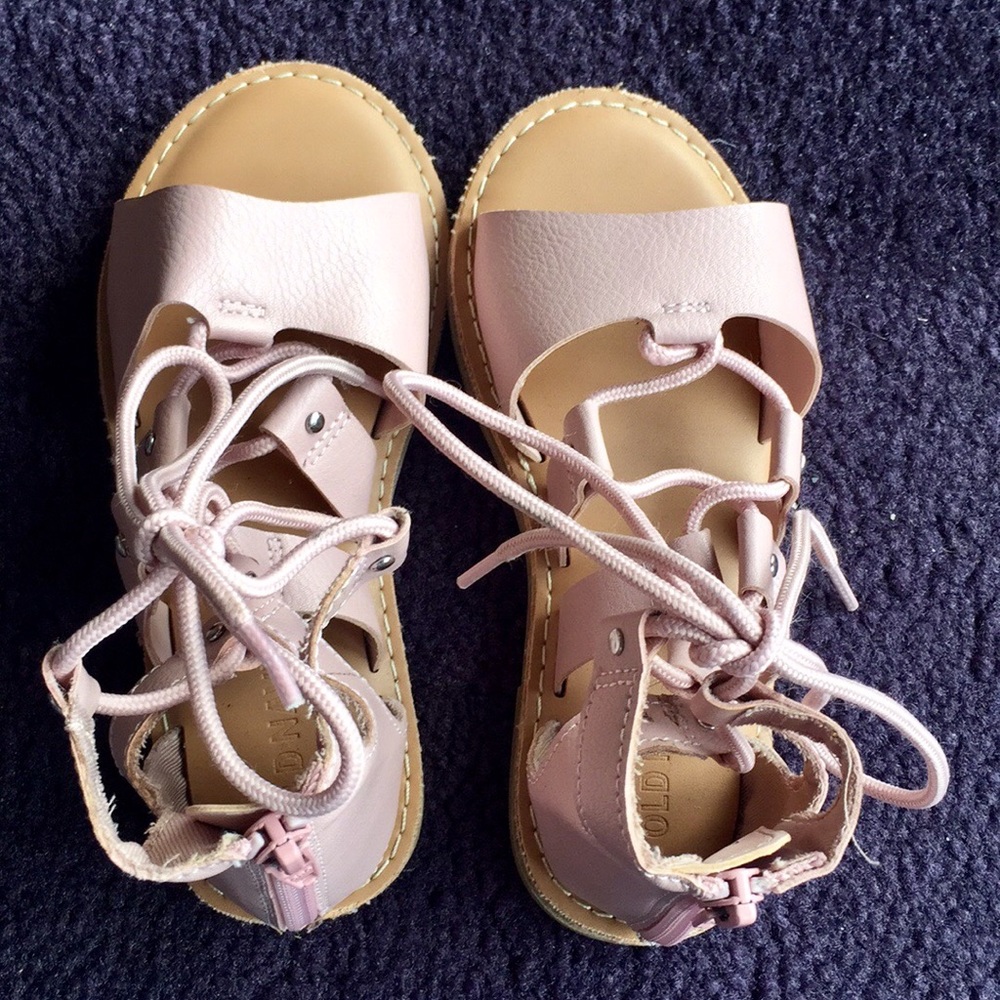 Strap shoes